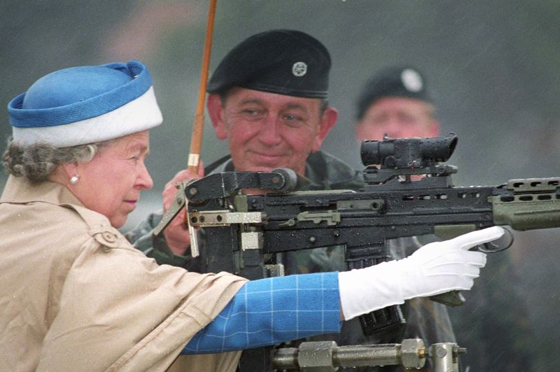 Queen with big gun, 1993