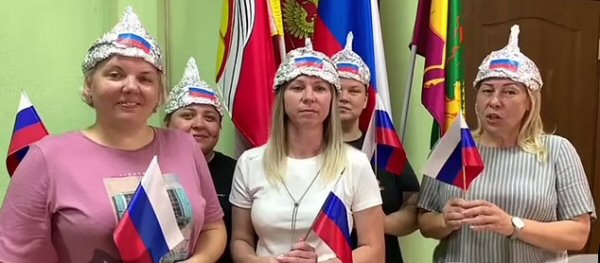 Russian teachers in foil hats