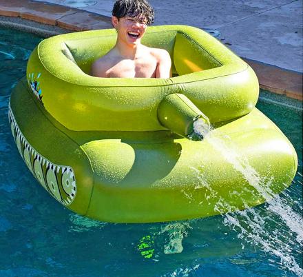 Tank shaped pool float with water-squirting cannon